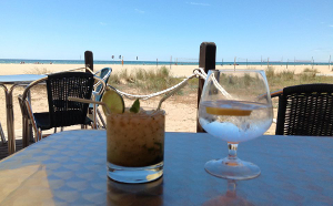 Una copa frente al mar